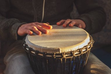Davulcu etnik perküsyon müzik enstrümanı djembe çalar.