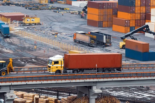 Vrachtwagen Met Container Uitvoerzone Bij Zeehaven — Stockfoto