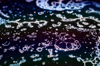 Bir sabun köpüğünün yüzeyindeki ışık tarafından oluşturulan güzel psikedelik soyutlama.