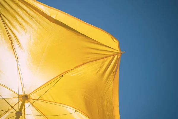 Sombrilla Amarilla Contra Cielo Azul Protección Contra Sol Abrasador — Foto de Stock
