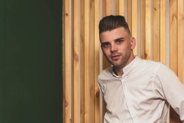 Tıraşsız, genç bir adamın portresi. Güzel bir saç stili..