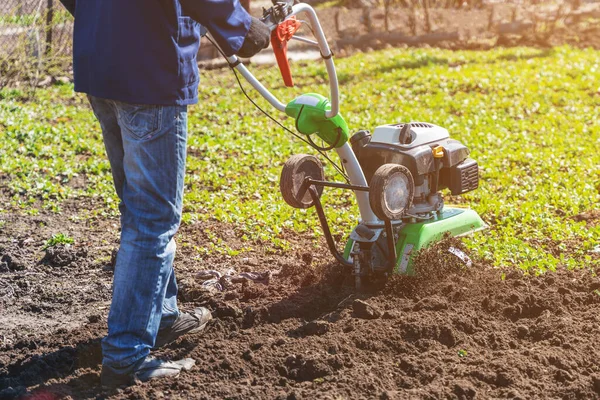 Bauer Pflügt Das Land Mit Einem Grubber Der Den Boden — Stockfoto