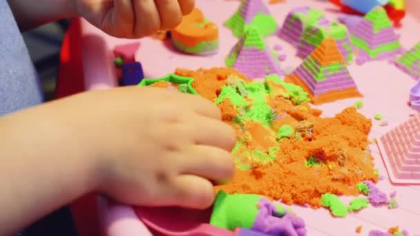 Dítě Modeluje Figurky Různobarevného Kinetického Písku Rozvíjí Jemné Motorické Dovednosti — Stock video