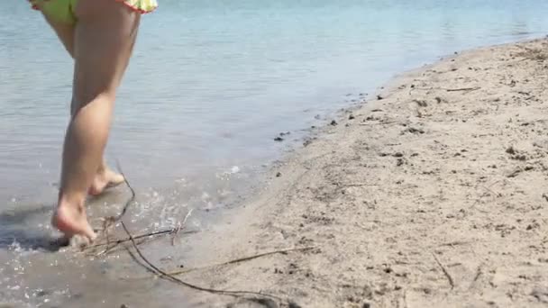 Piccola Ragazza Scalza Corre Lungo Riva Sabbiosa Del Lago — Video Stock