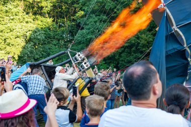 Belaya Tserkov, Ukrayna, 23 Ağustos 2020 Pilot balonu sıcak havayla doldurur..
