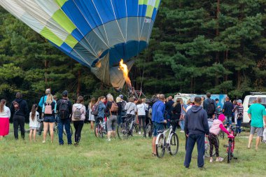 Belaya Tserkov, Ukrayna, 24 Ağustos 2020 Bir sepet dolusu turist uçuştan önce sıcak havayla doludur..
