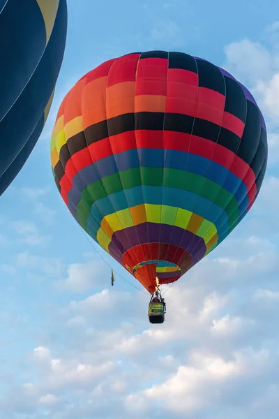 Belaya Tserkov Ukrajna Augusztus 2020 Sokszínű Hőlégballon Kék Felhős Háttér — Stock Fotó