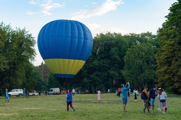 Belaya Tserkov Oekraïne Augustus 2020 Kleurrijke Heteluchtballon Met Mensen Een — Stockfoto