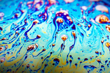 Bir sabun köpüğünün yüzeyindeki ışık tarafından oluşturulan güzel psikedelik soyutlama.