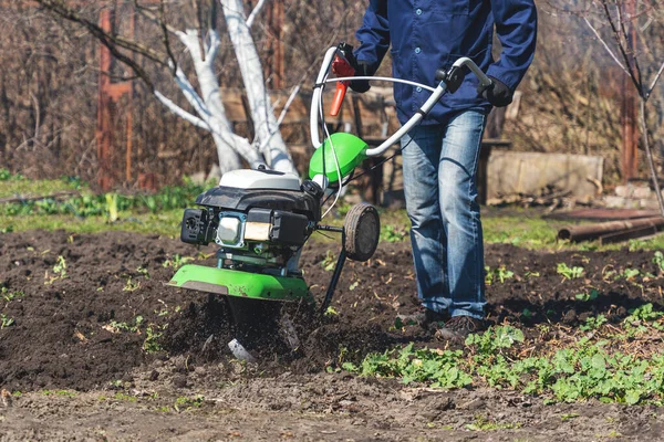 Agriculteur Laboure Terre Avec Cultivateur Qui Prépare Terre Pour Semer — Photo