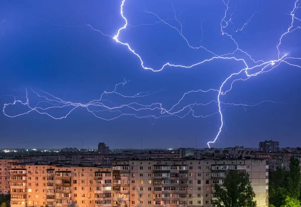Gewitter Mit Blitz Über Der Nächtlichen Stadt — Stockfoto