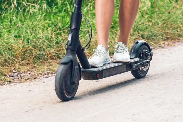 Pieds Féminins Sur Scooter Électrique Roulant Sur Chemin Terre — Photo