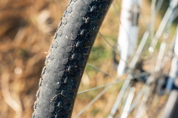 Eski bir bisikletin lastiği eskimiş..