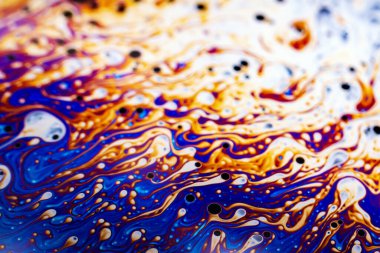 Bir sabun köpüğünün yüzeyindeki ışık tarafından oluşturulan güzel psikedelik soyutlama.