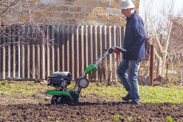 Agriculteur Laboure Terre Avec Cultivateur Qui Prépare Terre Pour Semer — Photo