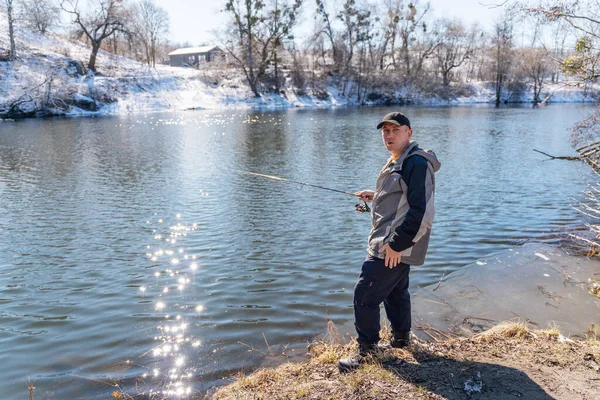 Ein Fischer Mit Angelrute Fängt Zeitigen Frühling Fische Ufer Eines — Stockfoto