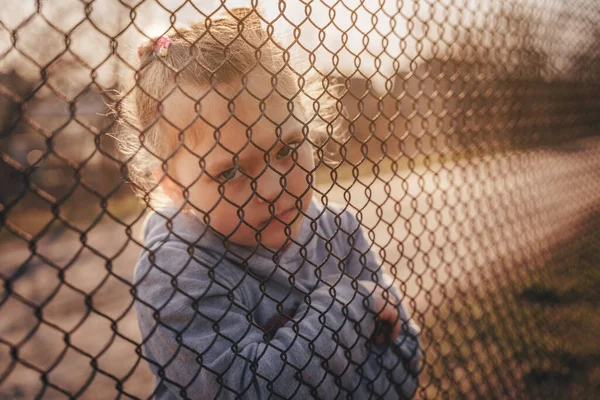 철조망 표정을 문제들 고아원에서 아이들을 키우고 — 스톡 사진