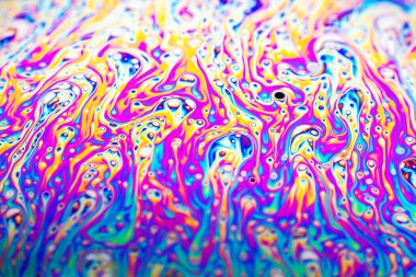 Bir sabun köpüğünün yüzeyindeki ışık tarafından oluşturulan güzel psikedelik soyutlama.