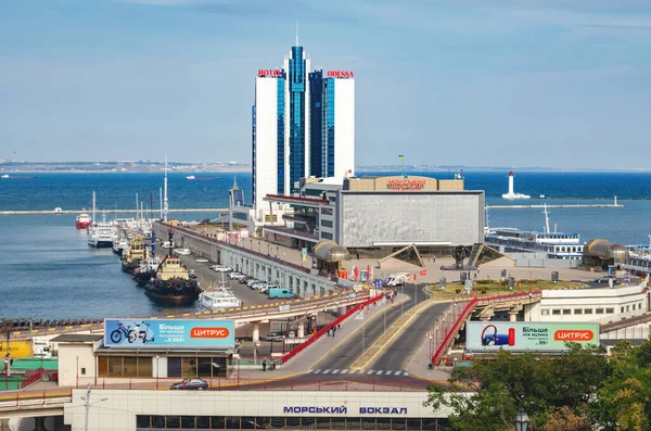 Odessa, Ukrayna, 24 Eylül 2019: Potemkin Merdivenlerinden Odessa limanının manzarası.