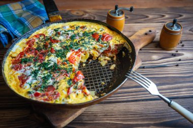 Ev yapımı yemek, tavada patates kızartması, domates ve yumurta..