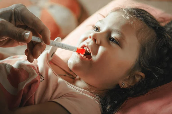 Pai Dando Remédio Para Criança Doente Com Seringa — Fotografia de Stock