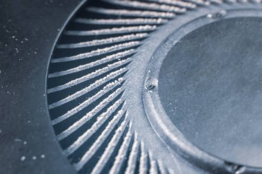 Temizlenmesi gereken tozlu laptop soğutucusu..