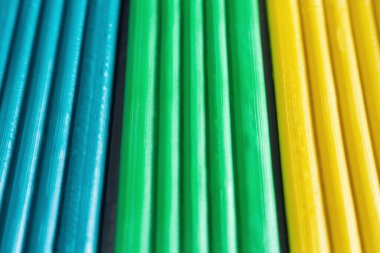 Sanatsal modelleme ve çocuk yaratıcılığının gelişimi için bir kutuda çok renkli plastikler.