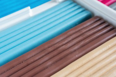 Sanatsal modelleme ve çocuk yaratıcılığının gelişimi için bir kutuda çok renkli plastikler.