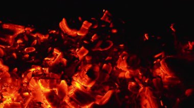 Akşamları alevler içinde parlayan kömür