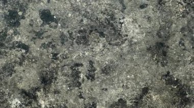 Yakın çekim kirli kül tablası alt yüzeyi koyu yanık izleri ve desenli gri kül kalıntısı arkaplanı