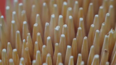 Konteynırdaki kürdan yakın plan, çeşitli mutfak ve zanaat amaçları için ideal.