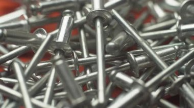 İnşaat ve onarım için metal perçinlere yakın çekim