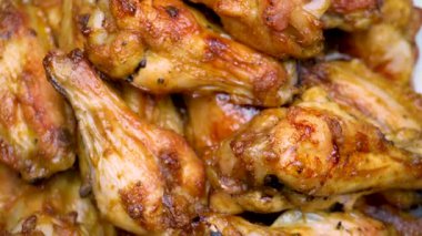 Altın kızarmış tavuk kanatları üst üste yığılmış bir tepecikte daire şeklinde hareket ediyor.