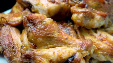 Altın kızarmış tavuk kanatları üst üste yığılmış bir tepecikte daire şeklinde hareket ediyor.