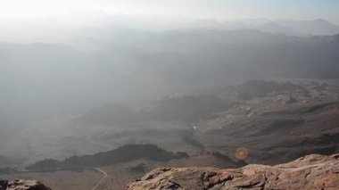 Bir Dağ Zirvesi 'nden nefes kesici manzara: Yumuşak Sabah Işığında Dağların ve Vadilerin Sersemletici Manzarası