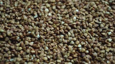 Karabuğday tohumlarının yakın plan çekimi benzersiz dokularını gösteriyor, çeşitli yemeklerde aşçılık ve besin kullanımı için ideal..