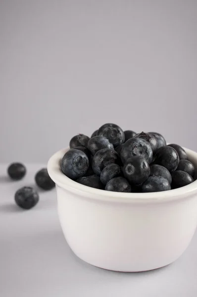 Beyaz kasede yaban mersini