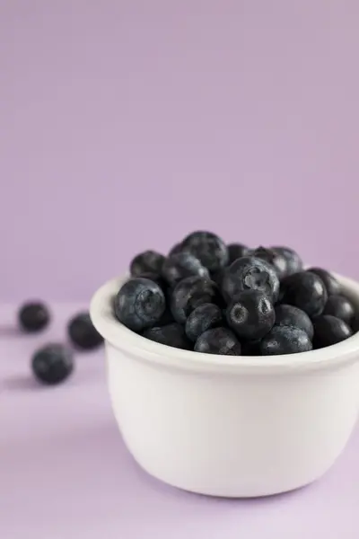 Beyaz kasede yaban mersini