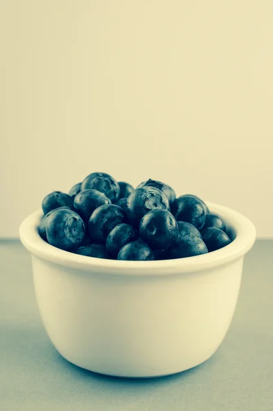 Beyaz kasede yaban mersini