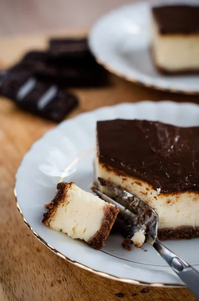 Bolo de queijo com esmalte de chocolate em uma chapa — Fotografia de Stock