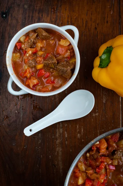 letcho beyaz bir kase biber ile