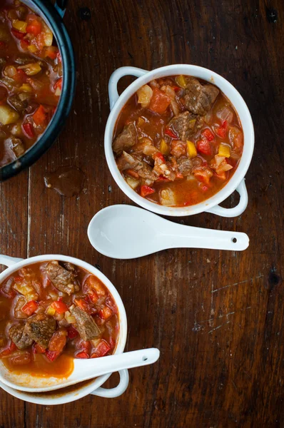 letcho beyaz bir kase biber ile