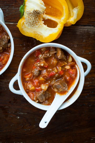 letcho beyaz bir kase biber ile