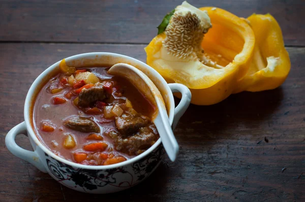 letcho beyaz bir kase biber ile