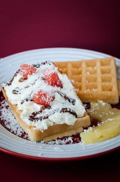 Gofres con crema batida —  Fotos de Stock