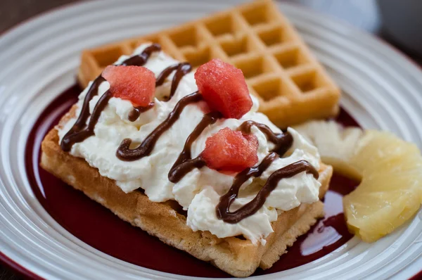 Waffles com chantilly — Fotografia de Stock