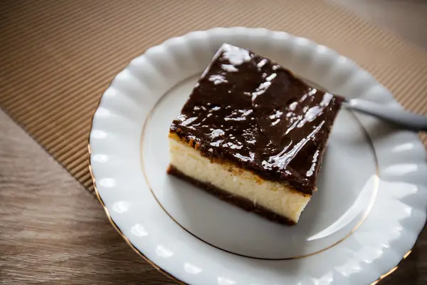 Bolo de queijo com revestimento de chocolate — Fotografia de Stock