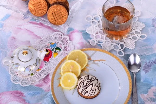Lemon tea and chocolate cake with cookies — Stock Photo, Image