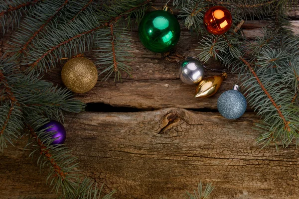 Weihnachtsspielzeug und Zweige des Baumes entzündeten Kerze — Stockfoto