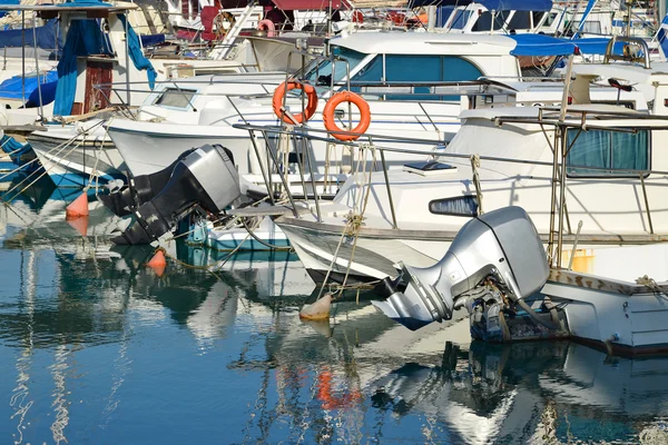 yat limanında park yerinde grubunda